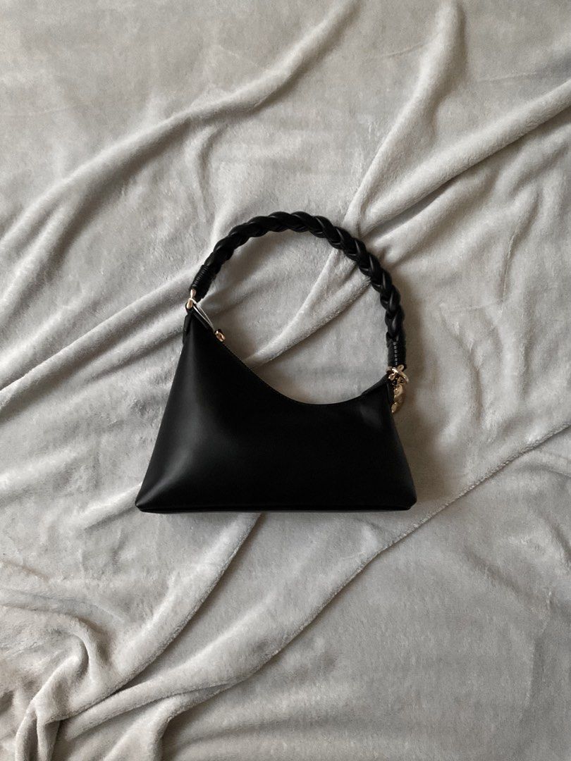 AUPEN Bag ~ Nirvana Style (Category: Clutches) located in Manila. Submitted by vani.austin (Listing ID 1460728833, Image 1). Description: AUPEN — Nirvana Brand new. Never used. Black Leather in Gold Hardware Comes with Dust Bag NO BOX ₱9k Makati or BGC meet-up. Lalamove available at buyer’s expense..