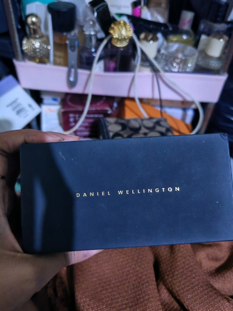 Auth Daniel Wellington Petite Melrose (Category: Women's Watches) located in Taguig. Submitted by mystuff4youph (Listing ID 1460742167, Image 2). Description: - Brand: Daniel Wellington - Model: Petite Melrose - Case Size: 28mm - Case Color: Gold - Dial Color: White - Strap: Gold Mesh - Includes: Original Box - Condition: Very good condition, minimal sign of wear still looks new. No issue, no defect. Perfectly working .