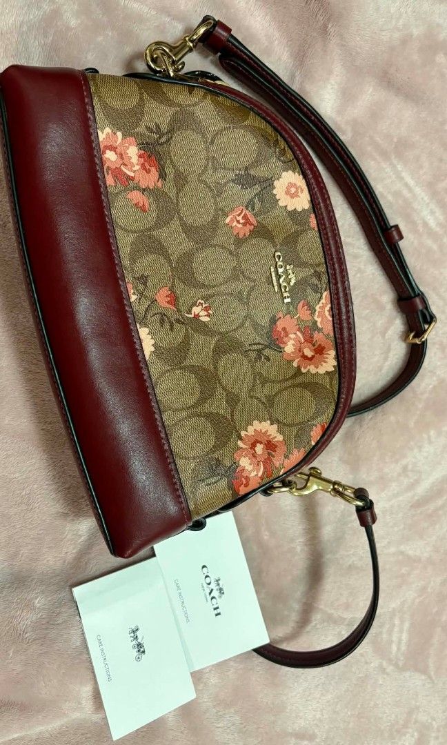 AUTHENTIC COACH (Category: Luxury Bags & Wallets) located in Legazpi City. Submitted by barcelon12 (Listing ID 1460723693, Image 2). Description: Bought for 7800 selling it for 2800 nalang kasi di na nagagamit sayang kung matatambak lang..