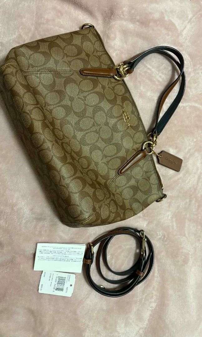 Authentic Coach (Category: Luxury Bags & Wallets) located in Legazpi City. Submitted by barcelon12 (Listing ID 1460724111, Image 1). Description: Bought for 7800 selling it for 2800 nalang, di na nagagamit sayang kung matatambak lang. Ang issue is yung bakbak sa loob lang wala ng iba..