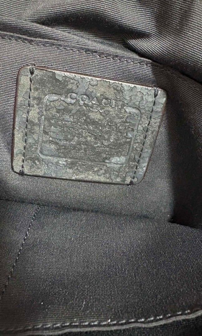 Authentic Coach (Category: Luxury Bags & Wallets) located in Legazpi City. Submitted by barcelon12 (Listing ID 1460724111, Image 3). Description: Bought for 7800 selling it for 2800 nalang, di na nagagamit sayang kung matatambak lang. Ang issue is yung bakbak sa loob lang wala ng iba..