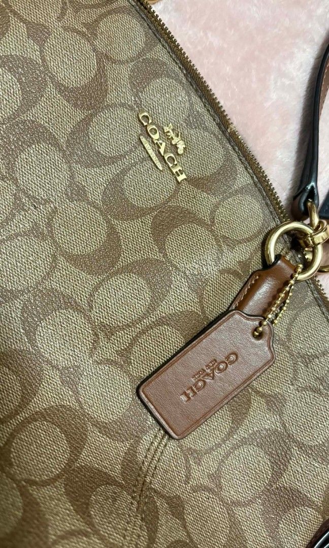 Authentic Coach (Category: Luxury Bags & Wallets) located in Legazpi City. Submitted by barcelon12 (Listing ID 1460724111, Image 2). Description: Bought for 7800 selling it for 2800 nalang, di na nagagamit sayang kung matatambak lang. Ang issue is yung bakbak sa loob lang wala ng iba..