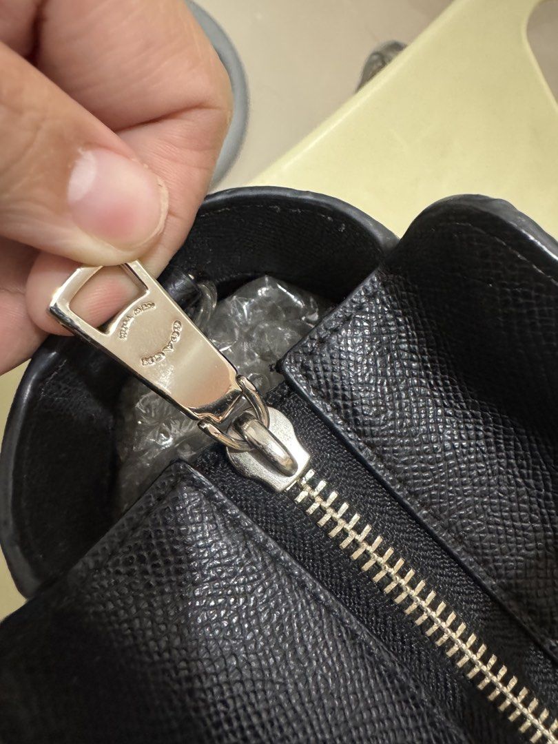 AUTHENTIC COACH SWAGGER SATCHEL (Category: Luxury Bags & Wallets) located in Rizal. Submitted by bless.md (Listing ID 1460824007, Image 3). Description: 👜 AUTHENTIC COACH SWAGGER SATCHEL – PRELOVED Selling my authentic Coach Swagger Satchel 💕 Beautiful and unique floral patchwork design with black leather trim and silver-tone hardware. ✨ Preloved / Good condition ✨ Authentic Coach ✨ Beautiful, eye-catching design ✨ Clean interior and functional