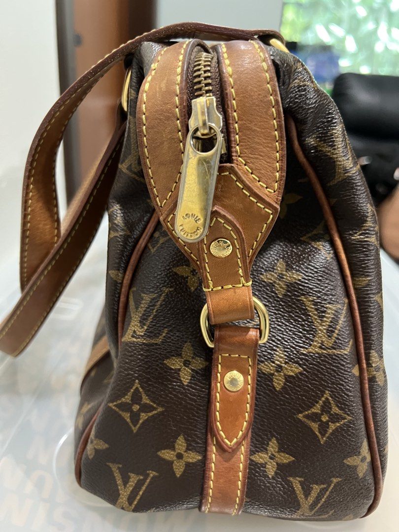 Authentic Louis Vuitton Monogram Stresa PM (Category: Luxury Bags & Wallets) located in Caloocan City. Submitted by carolinmga17175 (Listing ID 1460917895, Image 3). Description: A timeless Louis Vuitton vintage shoulder bag in iconic Monogram canvas with beautiful honey patina leather. ✨ Details * Authentic Louis Vuitton * Model: Stresa PM * Monogram coated canvas * Natural vachetta leather trim * Gold-tone hardware * Zip-top closure * Spacious 