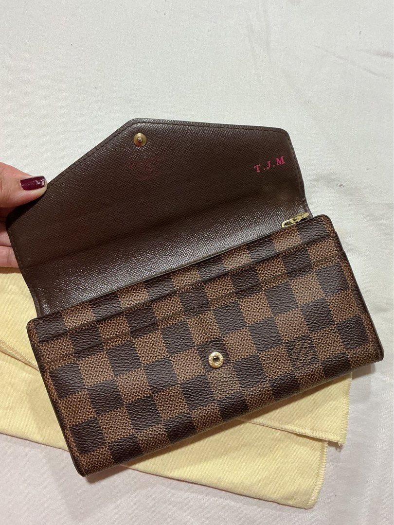 Authentic Louis Vuitton Sarah Damier Ebene Long wallet (Category: Luxury Bags & Wallets) located in Antipolo. Submitted by aaliyahs.closet2 (Listing ID 1460849359, Image 2). Description: Guaranteed Original or get your money back..
