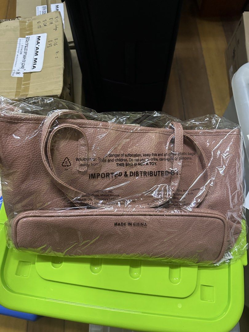 Avon Anew Structured Tote (Category: Tote Bags) located in Manila. Submitted by declutteringlot (Listing ID 1460895711, Image 2). Description: .