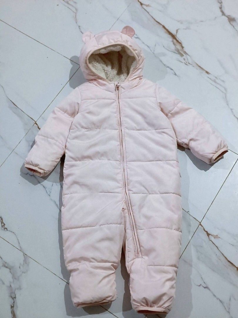 BABY GAP BUNTING (Category: Babies & Kids Fashion) located in Baguio. Submitted by ellromavariety (Listing ID 1460906559, Image 1). Description: BABY GAP OVERALLS Size on tag: 12-18M Light pink baby puffer snowsuit / pramsuit, featuring a cozy fleece/sherpa-lined hood with bear ear accents and a full-length front zipper..