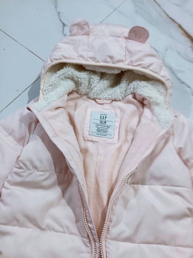BABY GAP BUNTING (Category: Babies & Kids Fashion) located in Baguio. Submitted by ellromavariety (Listing ID 1460906559, Image 2). Description: BABY GAP OVERALLS Size on tag: 12-18M Light pink baby puffer snowsuit / pramsuit, featuring a cozy fleece/sherpa-lined hood with bear ear accents and a full-length front zipper..