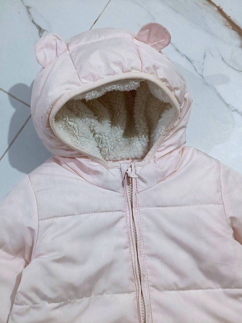 BABY GAP BUNTING (Category: Babies & Kids Fashion) located in Baguio. Submitted by ellromavariety (Listing ID 1460906559, Image 3). Description: BABY GAP OVERALLS Size on tag: 12-18M Light pink baby puffer snowsuit / pramsuit, featuring a cozy fleece/sherpa-lined hood with bear ear accents and a full-length front zipper..