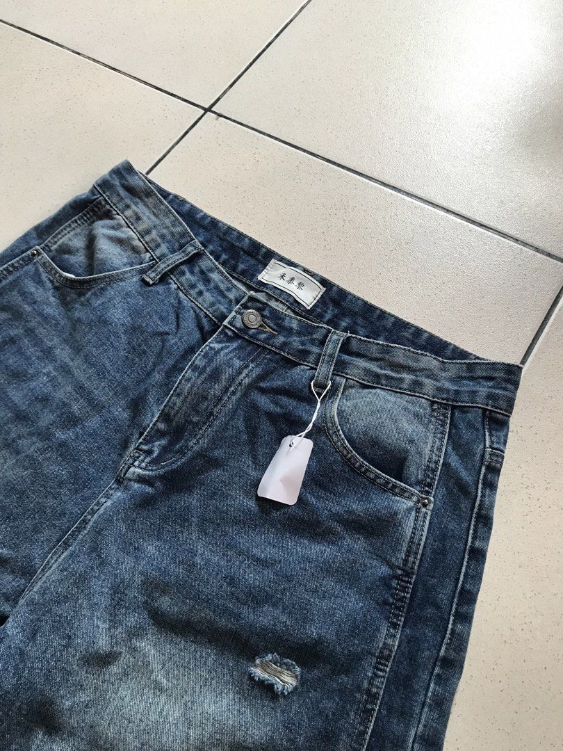 Baggy Denim Jeans (Category: Jeans) located in Cebu City. Submitted by no3spass1ng (Listing ID 1460901240, Image 3). Description: Baggy Denim Jeans Waist:32 Length:43 Hem:10 very good condition .