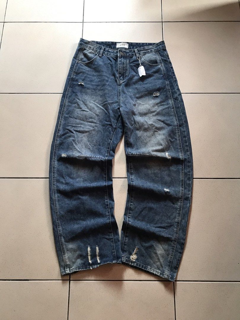 Baggy Denim Jeans (Category: Jeans) located in Cebu City. Submitted by no3spass1ng (Listing ID 1460901240, Image 1). Description: Baggy Denim Jeans Waist:32 Length:43 Hem:10 very good condition .