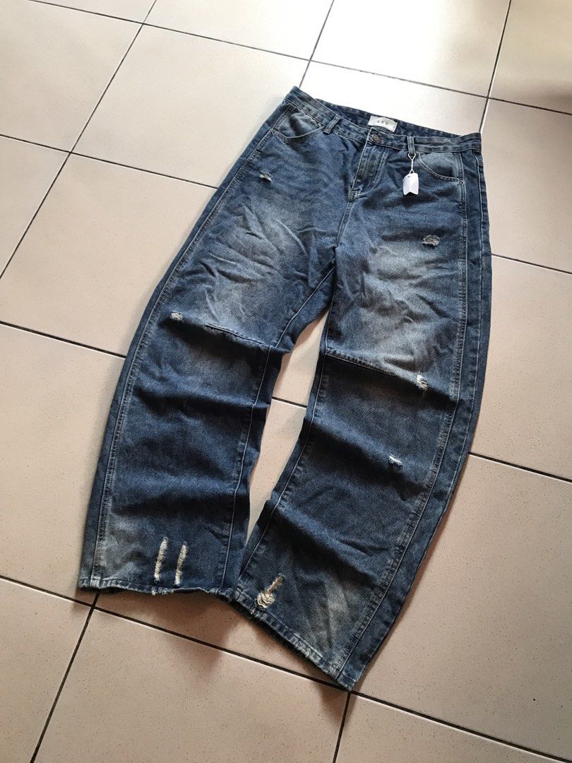 Baggy Denim Jeans (Category: Jeans) located in Cebu City. Submitted by no3spass1ng (Listing ID 1460901240, Image 2). Description: Baggy Denim Jeans Waist:32 Length:43 Hem:10 very good condition .
