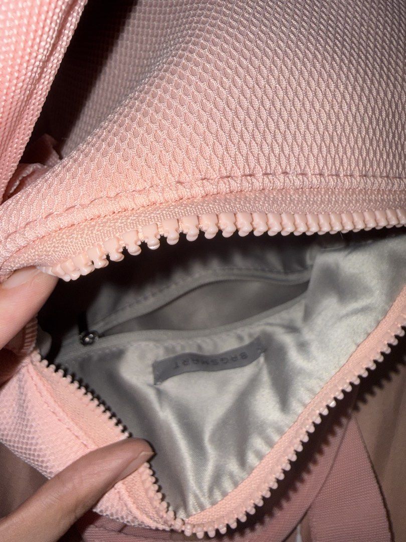 BAGSMART Pink Duffle Bag (Category: Shoulder Bags) located in Manila. Submitted by eancc (Listing ID 1460813255, Image 3). Description: Gift only, with tag, black keychain lanyard is not included, otherwise clean and no damages Rfs: hindi nagagamit GCASH BDO BPI Can do lalamove JNT Loc: Avida Towers San Lazaro, Santa Cruz, Manila - Cute pink duffle bag from BAGSMART - Features a mesh front panel - Adjustable straps for comfort - Brand new with ta