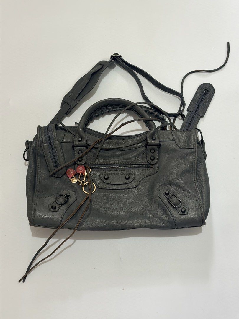 Balenciaga bag (Category: Luxury Bags & Wallets) located in Kapangan. Submitted by keythsgs74798 (Listing ID 1460817579, Image 1). Description: Lampo Zip .