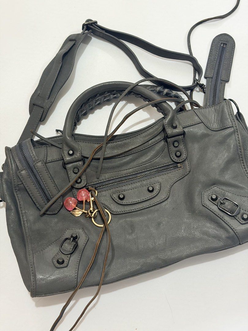 Balenciaga bag (Category: Luxury Bags & Wallets) located in Kapangan. Submitted by keythsgs74798 (Listing ID 1460817579, Image 2). Description: Lampo Zip .