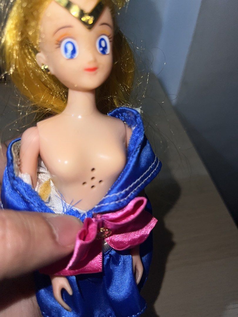 Battery Operated Sailor Moon Doll (Category: Plushies & Soft Toys) located in Manila. Submitted by asa68984 (Listing ID 1460873842, Image 2). Description: - Battery Operated Sailor Moon doll with blonde hair - Iconic sailor uniform with pink bow and blue skirt - Minor marks on chest - Hair is a bit messy - Features a compartment on the back - Ideal for Sailor Moon collectors and fans.