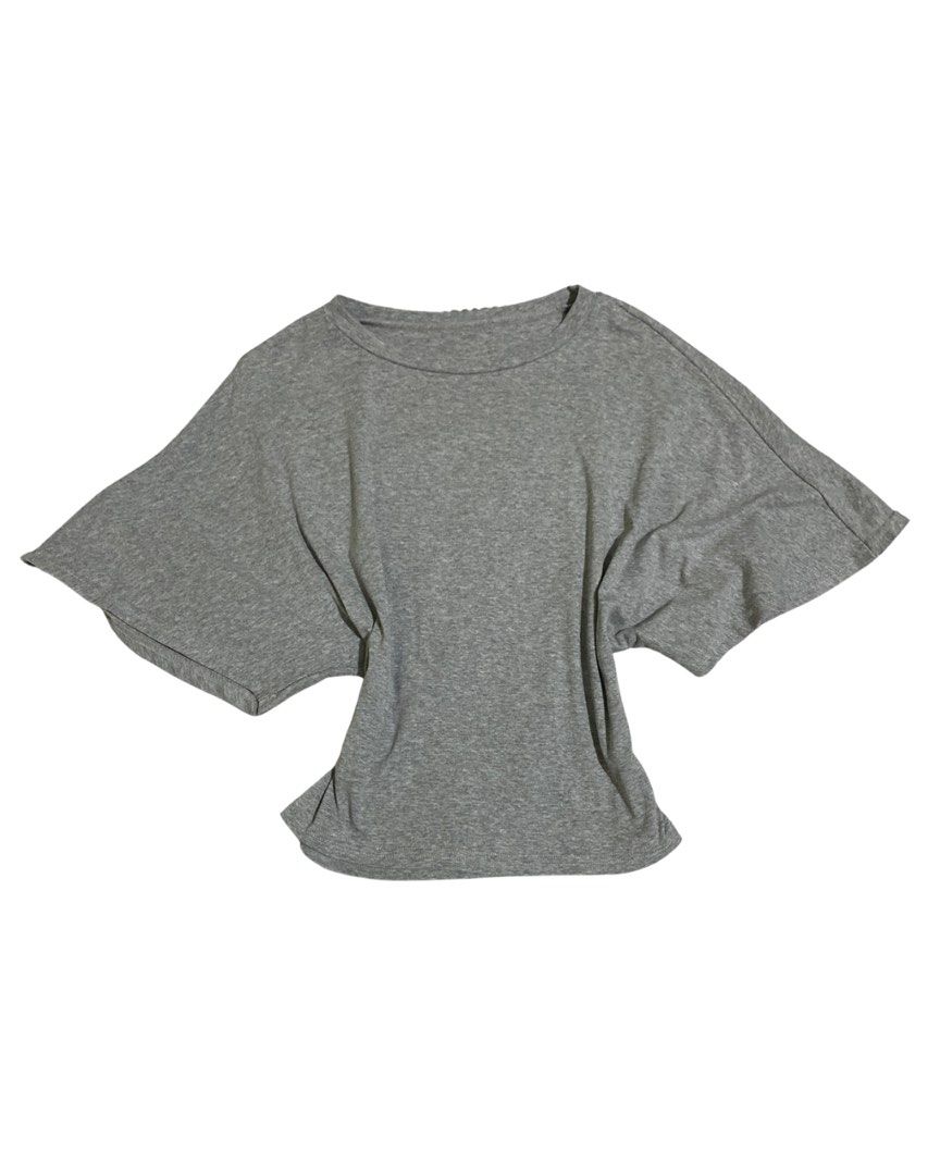 batwing top (Category: Others Tops) located in Manila. Submitted by rainy.finds (Listing ID 1460867725, Image 1). Description: batwing sleeves can fit xs-m flaws: none w: 15.5 l: 19.