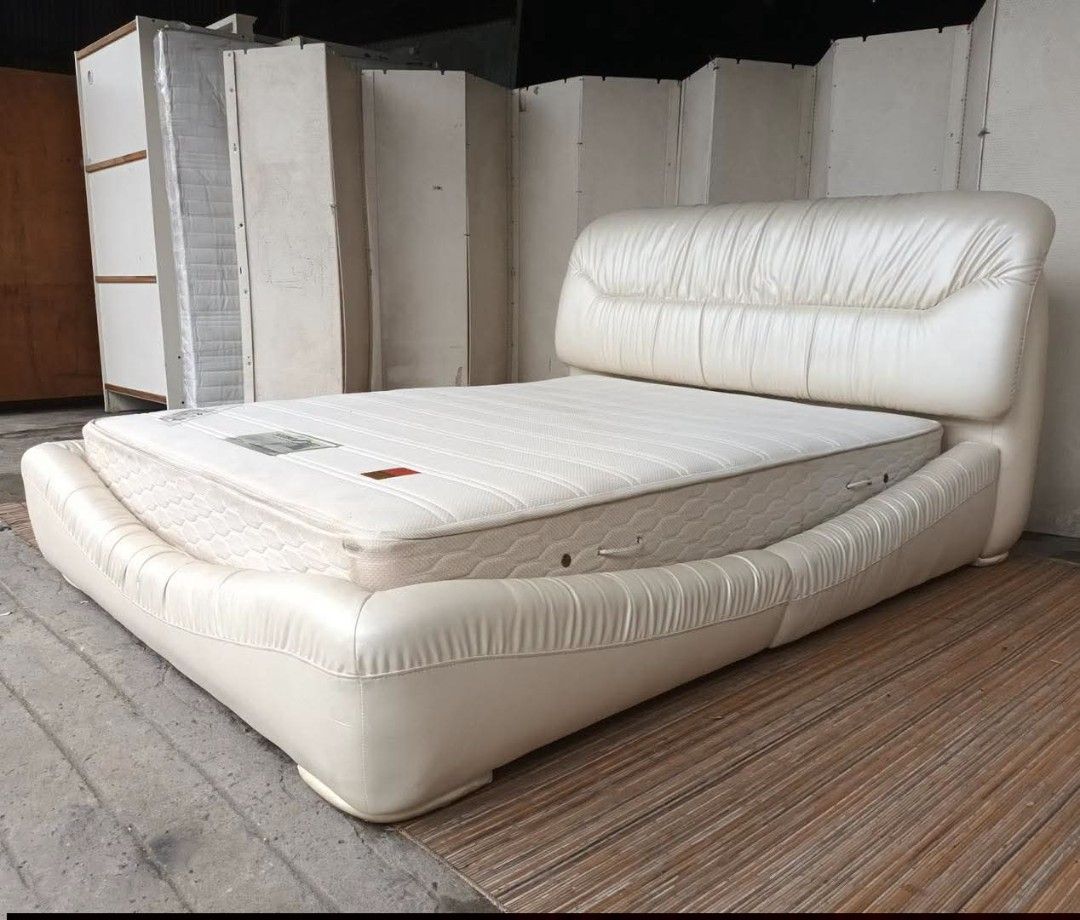 Bed Set (Category: Bed Frames & Mattresses) located in Meycauayan. Submitted by marygracecasimiro (Listing ID 1460788007, Image 1). Description: Modern Queen Size Bedset Leather Upholstered Frame Premium 9.5” Thick Mattress L68 x W93 (Frame) L59 x W78 (Mattress) Price: 26,500♥️.