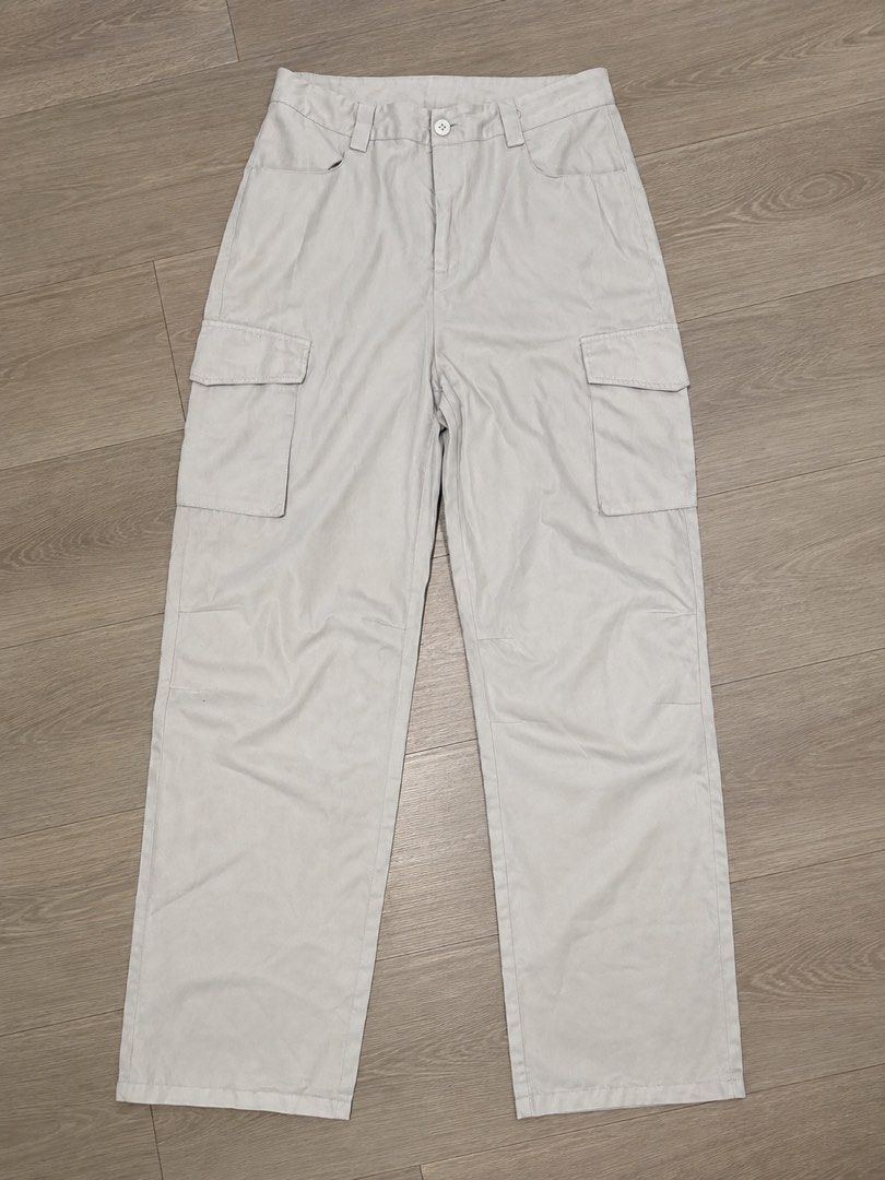 Beige Cargo Baggy Pants (Category: Jeans) located in Quezon City. Submitted by siobesclo. (Listing ID 1460902380, Image 1). Description: .