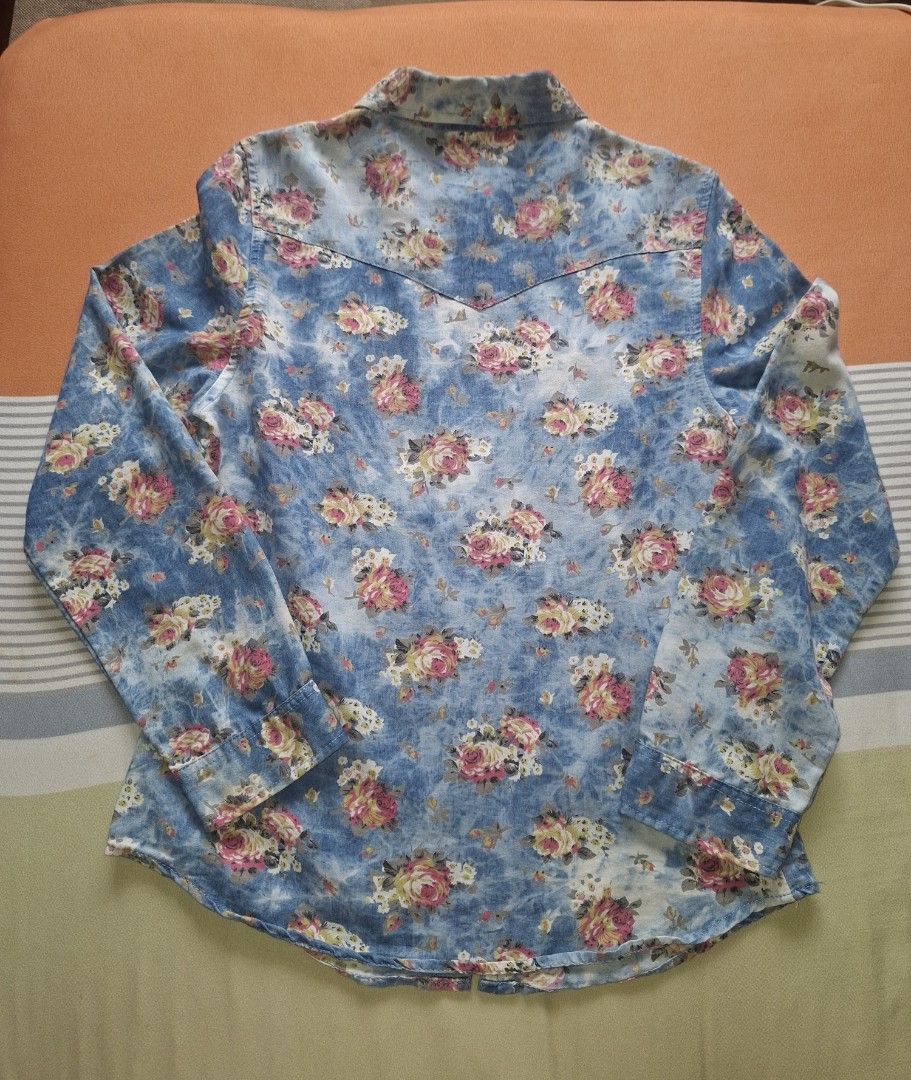 Bench Floral Denim Longsleeve (Category: Longsleeves) located in Rodriguez. Submitted by jsfashionolshop (Listing ID 1460743408, Image 2). Description: Blue wash denim shirt Pretty floral print Long sleeves with button cuffs Two chest pockets with button closures Button-up front size Medium .