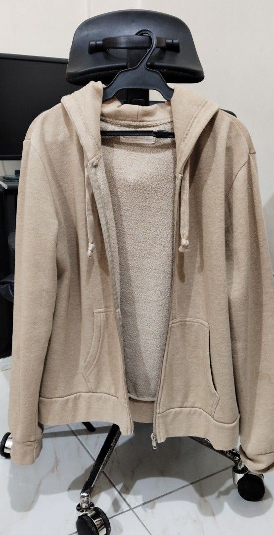 Bench Unisex Hoodie (Category: Coats, Jackets and Outerwear) located in Rizal. Submitted by reese511 (Listing ID 1460817549, Image 1). Description: - BENCH/EVERYDAY beige zip-up hoodie -Unisex - Size: Large (L) - Features soft interior lining - Two front pockets - Ideal for casual wear or layering - Easy to zip up and down.