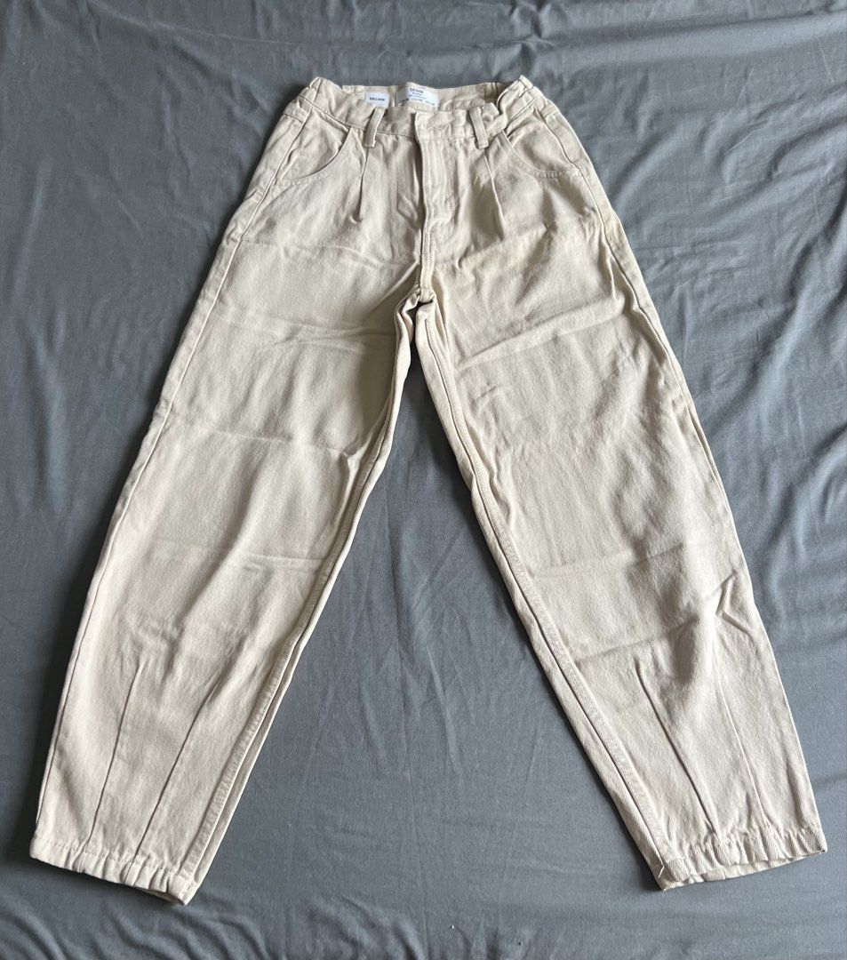 Bershka Beige Balloon Jeans Beige (Category: Jeans) located in Manila. Submitted by malggg (Listing ID 1460787604, Image 1). Description: (Getting rid of pants that don’t fit me anymore!) Got this because I have always wanted beige denim jeans — but I only wore it 5x or less in all the years that I’ve had it. I only wish I could fit into this again (😆) because it’s gartered on the waist so it’s very comfortable! This makes me senti because I wor