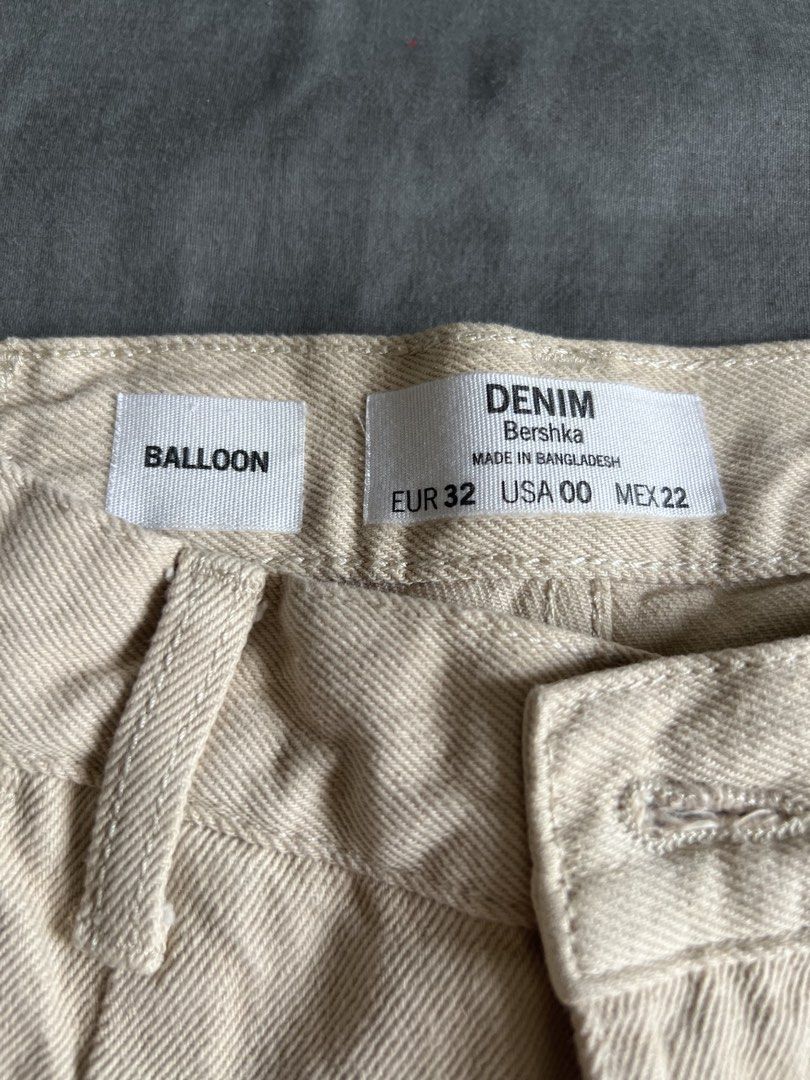 Bershka Beige Balloon Jeans Beige (Category: Jeans) located in Manila. Submitted by malggg (Listing ID 1460787604, Image 2). Description: (Getting rid of pants that don’t fit me anymore!) Got this because I have always wanted beige denim jeans — but I only wore it 5x or less in all the years that I’ve had it. I only wish I could fit into this again (😆) because it’s gartered on the waist so it’s very comfortable! This makes me senti because I wor