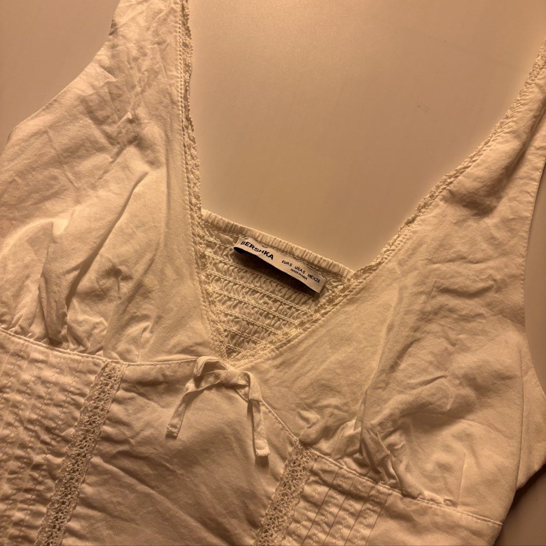 Bershka white bustier Top (Category: Sleeveless) located in Quezon City. Submitted by kaelian_couture (Listing ID 1460806327, Image 2). Description: Store bought .