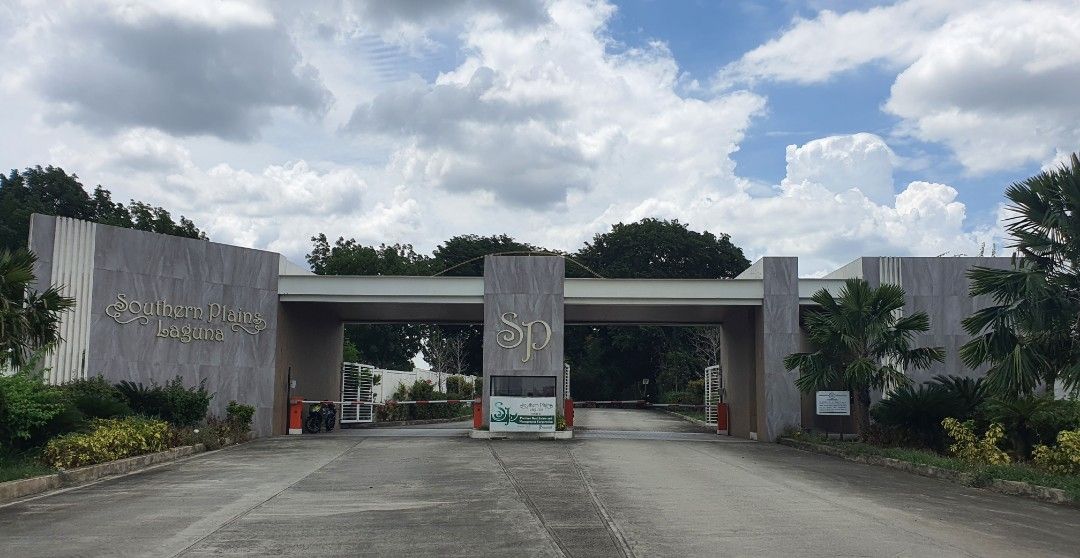 Best Value for Money Property (Category: Lot) located in Makati City. Submitted by noel.profile (Listing ID 1460752696, Image 1). Description: Vie at Southern Plains, Enjoy the southern lifestyle at an affordable price, No flooding whatsoever - 213 Square meters lot size. Location is 3 minutes from SLEX, 20 minutes from Nuvali , 40 minutes to Tagaytay, and 25 minutes to Alabang..