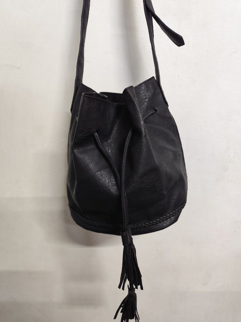 Billabong Bucket Leather Bag (Category: Cross-body Bags) located in Compostela. Submitted by fashiondeamar (Listing ID 1460815607, Image 3). Description: Here is a full physical description and estimated price breakdown for your Billabong bucket bag: ​Full Description ​Brand & Authenticity: An authentic women's bucket bag by surf-lifestyle brand Billabong, featuring official interior brand tagging and an embossed logo on the outer body. ​Design &