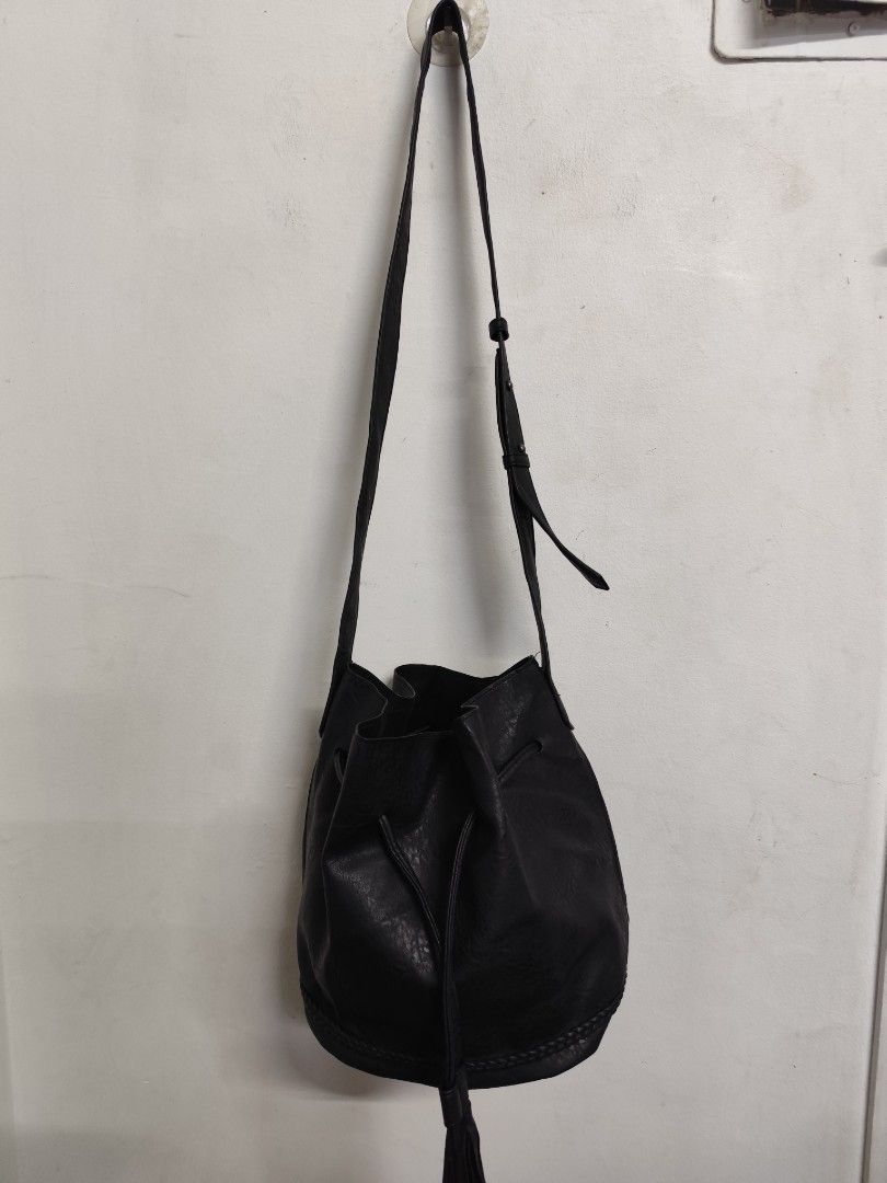Billabong Bucket Leather Bag (Category: Cross-body Bags) located in Compostela. Submitted by fashiondeamar (Listing ID 1460815607, Image 2). Description: Here is a full physical description and estimated price breakdown for your Billabong bucket bag: ​Full Description ​Brand & Authenticity: An authentic women's bucket bag by surf-lifestyle brand Billabong, featuring official interior brand tagging and an embossed logo on the outer body. ​Design &