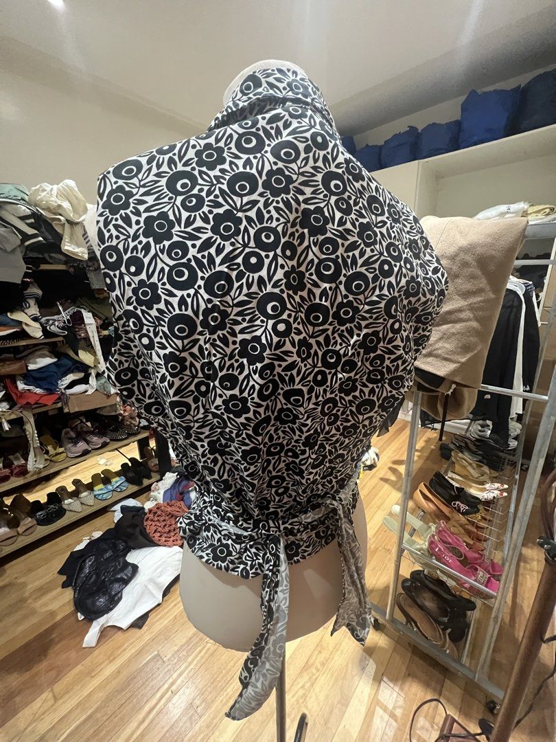 Black and White Floral Sleeveless Wrap Top (Category: Sleeveless) located in Quezon City. Submitted by iminquezoncity (Listing ID 1460809593, Image 2). Description: - Cute sleeveless wrap top - Black and white floral print - Features a collar - Ties at the back - Estimated size: Small to Medium - Versatile: great for dressing up or down - Ideal for summer wear.