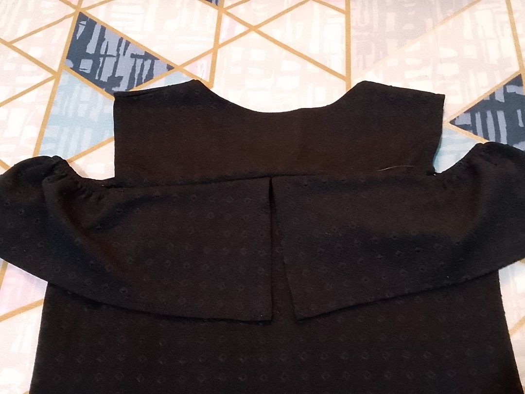 Black Bakuna Sleeveless Top (Category: Sleeveless) located in Meycauayan. Submitted by alabastertwelve (Listing ID 1460757725, Image 2). Description: ♡ Fits medium-large ♡ Standard length ♡ Wrinkle free, stretchable ♡ Still looks pretty good :).