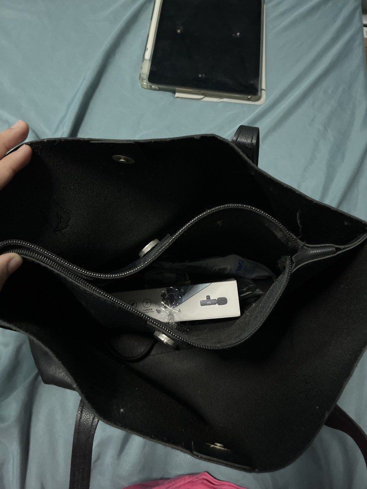 Black basic totebag (Category: Tote Bags) located in Pekan. Submitted by naawuzgud (Listing ID 1460898520, Image 2). Description: basic black totebag in good condition except the middle zipper is broken price exc postage.