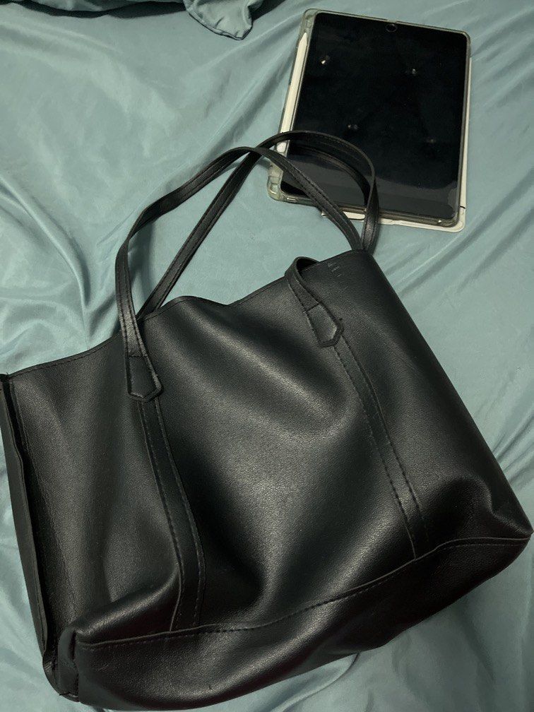 Black basic totebag (Category: Tote Bags) located in Pekan. Submitted by naawuzgud (Listing ID 1460898520, Image 1). Description: basic black totebag in good condition except the middle zipper is broken price exc postage.