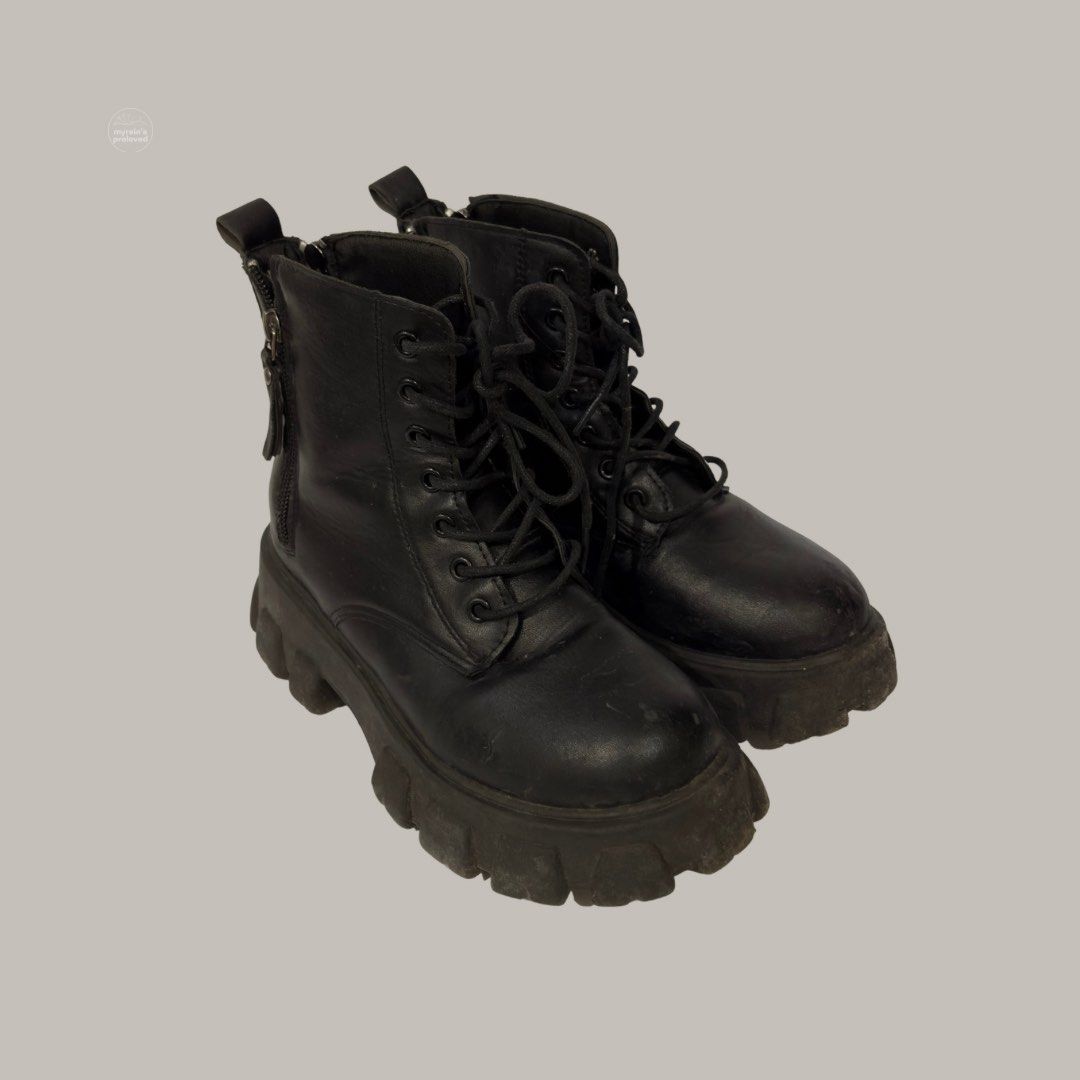 Black Chunky Lace Up Ankle Boots (Category: Boots) located in Baguio. Submitted by myrein.preloved (Listing ID 1460802030, Image 1). Description: Black Chunky Lace Up Ankle Boots ₱199 only! 💗 Size 7 US women -orig price ₱572 Condition: Good Details: Preloved with visible dirt and signs of use. Needs cleaning but is still wearable. Please refer to the photos for the actual condition. 📸 Actual photos of the shoes are posted. 📍 Baguio City / La U