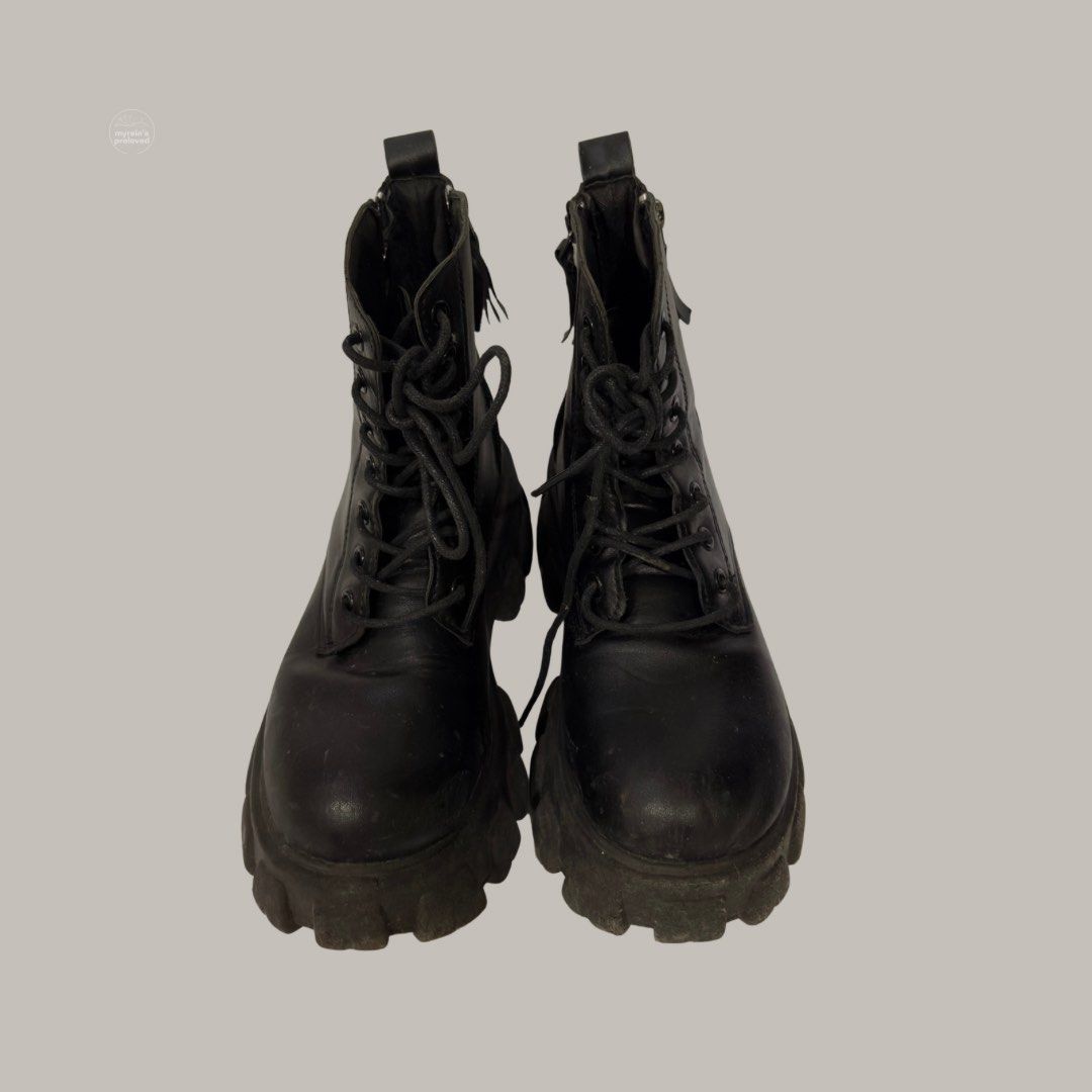 Black Chunky Lace Up Ankle Boots (Category: Boots) located in Baguio. Submitted by myrein.preloved (Listing ID 1460802030, Image 2). Description: Black Chunky Lace Up Ankle Boots ₱199 only! 💗 Size 7 US women -orig price ₱572 Condition: Good Details: Preloved with visible dirt and signs of use. Needs cleaning but is still wearable. Please refer to the photos for the actual condition. 📸 Actual photos of the shoes are posted. 📍 Baguio City / La U