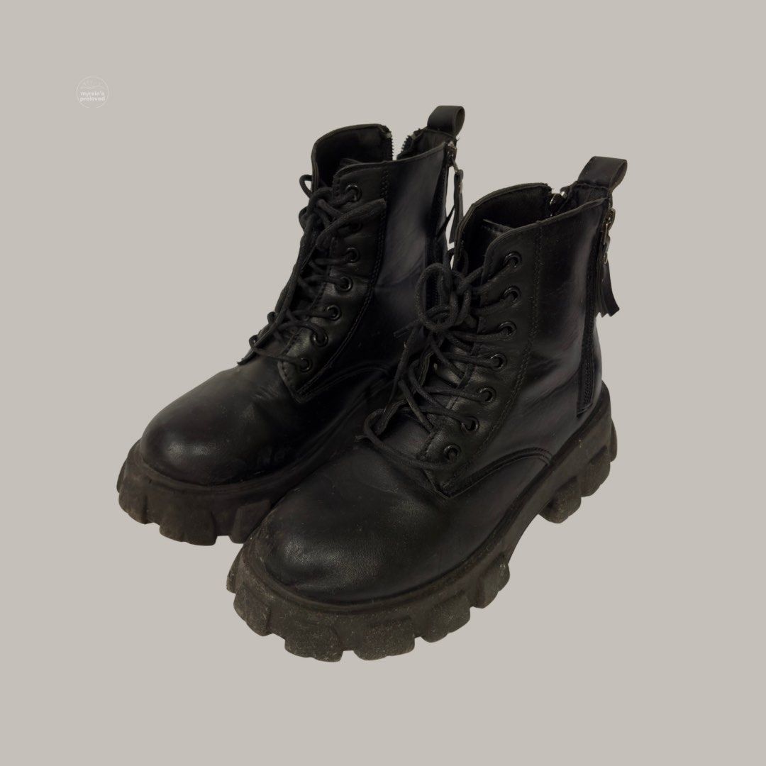 Black Chunky Lace Up Ankle Boots (Category: Boots) located in Baguio. Submitted by myrein.preloved (Listing ID 1460802030, Image 3). Description: Black Chunky Lace Up Ankle Boots ₱199 only! 💗 Size 7 US women -orig price ₱572 Condition: Good Details: Preloved with visible dirt and signs of use. Needs cleaning but is still wearable. Please refer to the photos for the actual condition. 📸 Actual photos of the shoes are posted. 📍 Baguio City / La U