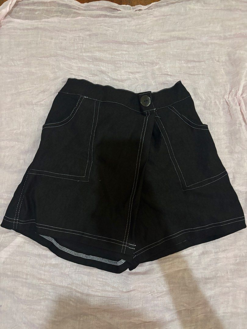 Black Denim Skort (Category: Shorts) located in Quezon City. Submitted by luneco.ph (Listing ID 1460746102, Image 1). Description: ☆ : Black Denim Skort ꒰ఎ ★ ໒꒱ price: 250 size: small dm for when worn mop: gcash/bank transfer mod: grab/lalamove/courier (can do meetups around ust) loc: quezon city NO RETURNS/REFUND.