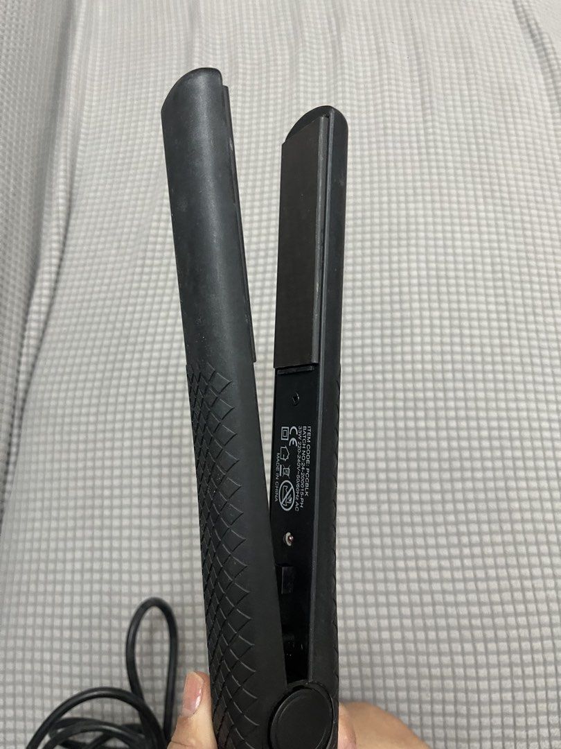 Black Hair Straightener (Category: Hair) located in Dasmarinas. Submitted by 365daysofsummer (Listing ID 1460906587, Image 3). Description: - Black hair straightener - Ready to use, just plug in - Smooth plates for effortless styling .