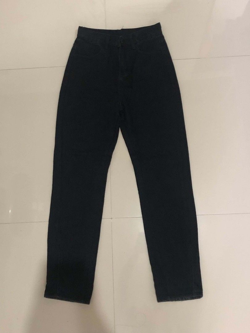 Black High Waisted Straight Leg Jeans (Category: Jeans) located in Santa Cruz. Submitted by heynzie (Listing ID 1460808045, Image 1). Description: Size 25 but can also have a snug fit if 26 - Classic black jeans - High-waisted fit - Straight leg cut - Versatile and perfect for everyday wear - Easy to pair with any top - A wardrobe essential.