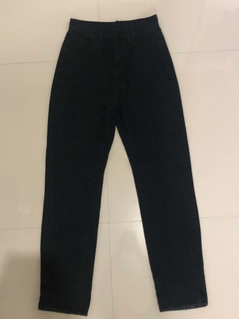 Black High Waisted Straight Leg Jeans (Category: Jeans) located in Santa Cruz. Submitted by heynzie (Listing ID 1460808045, Image 2). Description: Size 25 but can also have a snug fit if 26 - Classic black jeans - High-waisted fit - Straight leg cut - Versatile and perfect for everyday wear - Easy to pair with any top - A wardrobe essential.