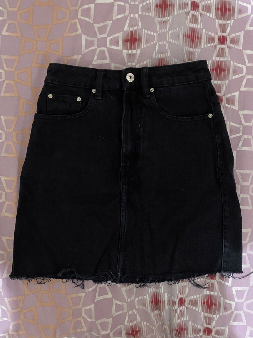 black highwaist skirt (Category: Skirts) located in Manila. Submitted by prelovedbyissey (Listing ID 1460819382, Image 1). Description: size 25-26 used once .