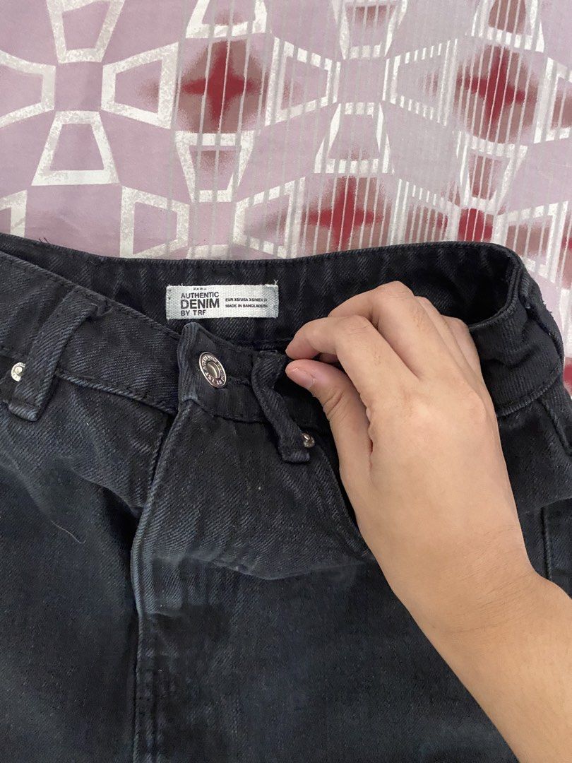 black highwaist skirt (Category: Skirts) located in Manila. Submitted by prelovedbyissey (Listing ID 1460819382, Image 2). Description: size 25-26 used once .
