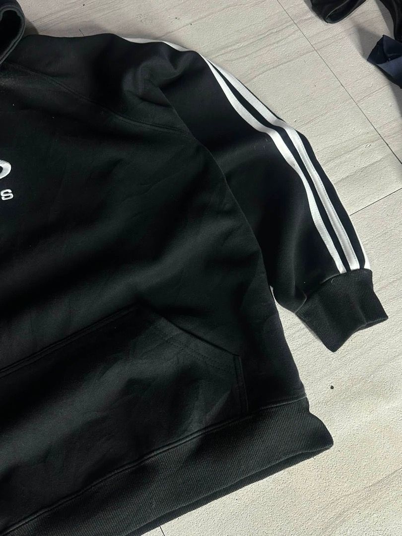 black hoodie (Category: Coats, Jackets and Outerwear) located in Manila. Submitted by nb_thriftshop (Listing ID 1460900106, Image 3). Description: random hoodie 27 length 22 width medium to large no issue need wash makapal tela.