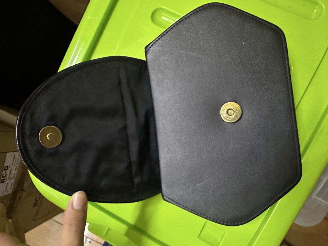 Black Leather Handbag Clutch (Category: Clutches) located in Manila. Submitted by declutteringlot (Listing ID 1460896183, Image 3). Description: .