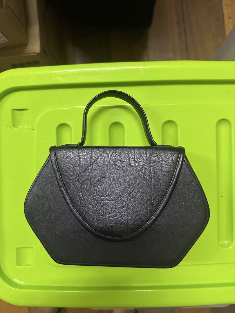 Black Leather Handbag Clutch (Category: Clutches) located in Manila. Submitted by declutteringlot (Listing ID 1460896183, Image 1). Description: .