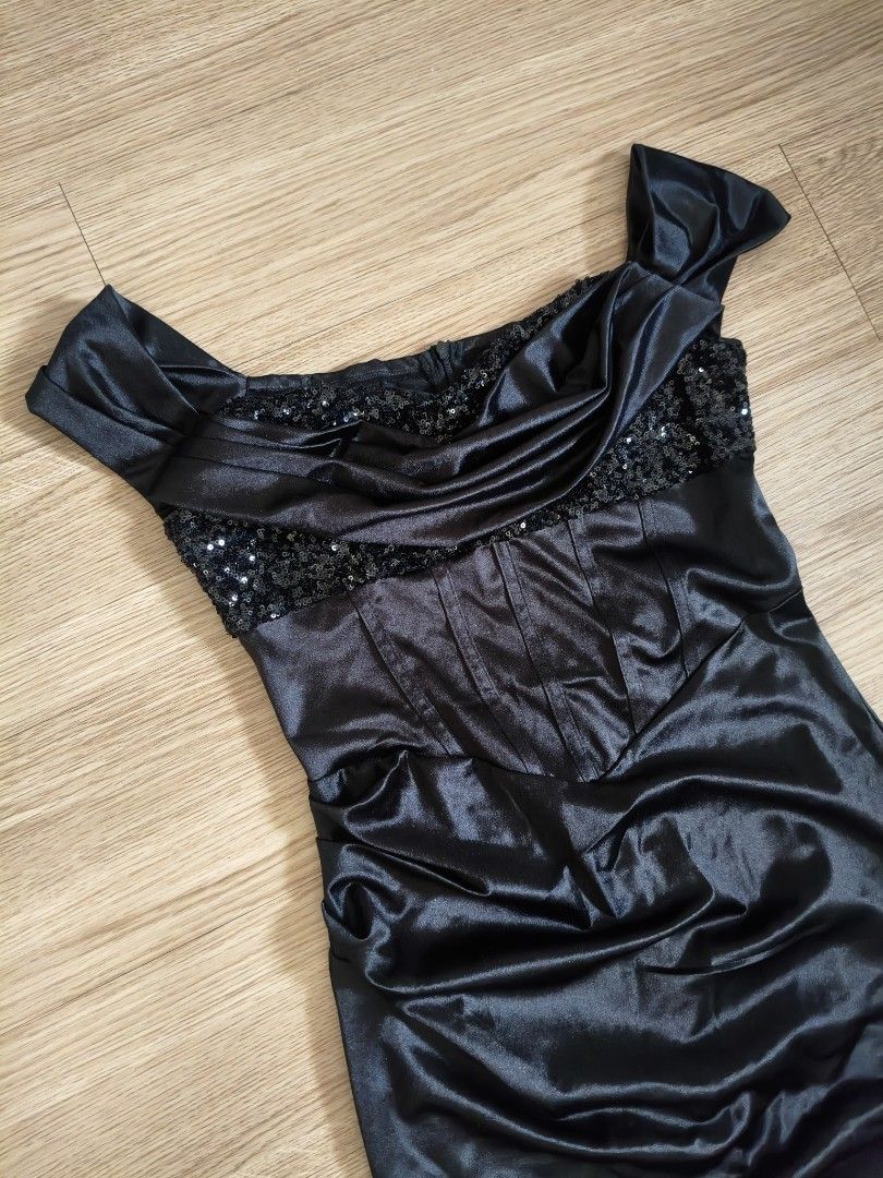 Black One-Shoulder Ruched Sequin Evening Gown (Category: Evening dresses & gowns) located in San Fernando. Submitted by pollygirl08 (Listing ID 1460851224, Image 2). Description: - Stunning black satin evening gown - Chic one-shoulder design - Beautiful ruched detailing - Sparkling sequin embellishments on the bodice - Elegant floor length with a flared hem - Ideal for formal events and parties - Secure zipper closure at the back.