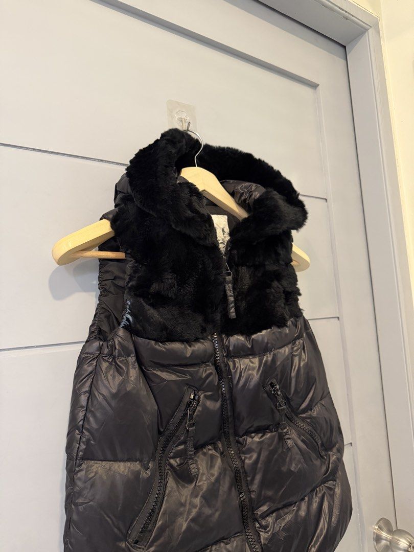 BLACK PUFFER VEST WITH FUR (M) (Category: Coats, Jackets and Outerwear) located in Lipa City. Submitted by upcycle_alley (Listing ID 1460774165, Image 2). Description: Nice quality Very yayamanin Moncler inspired .