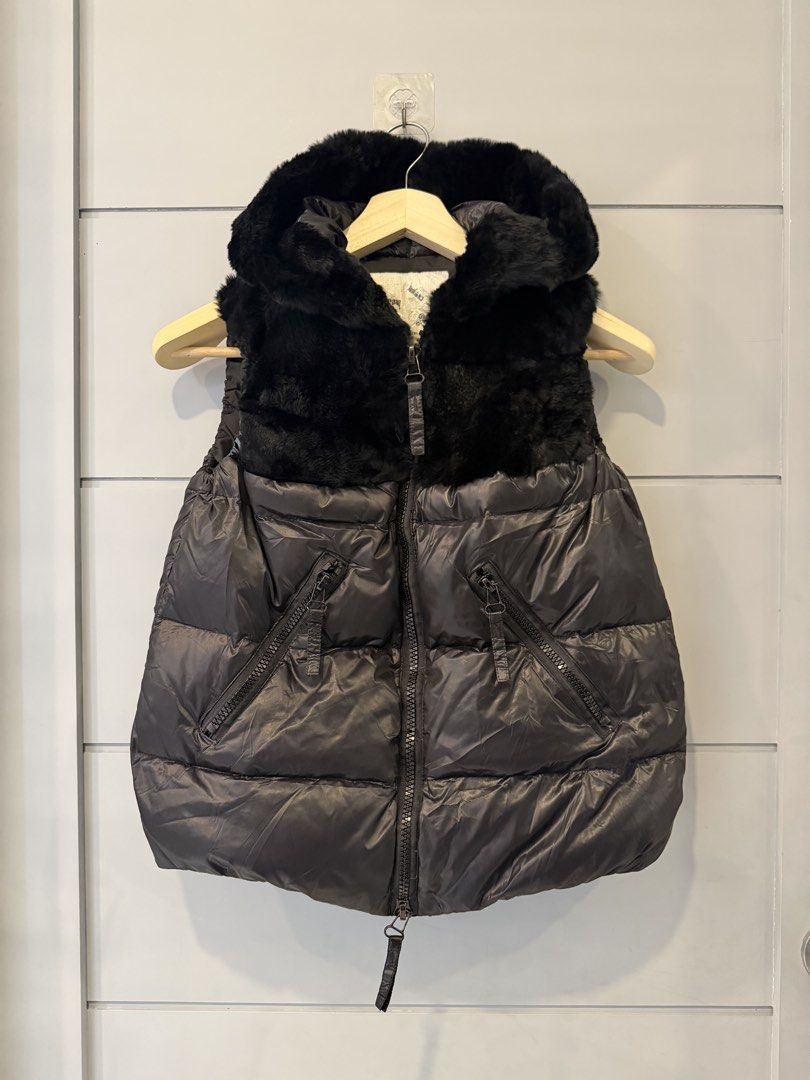 BLACK PUFFER VEST WITH FUR (M) (Category: Coats, Jackets and Outerwear) located in Lipa City. Submitted by upcycle_alley (Listing ID 1460774165, Image 1). Description: Nice quality Very yayamanin Moncler inspired .